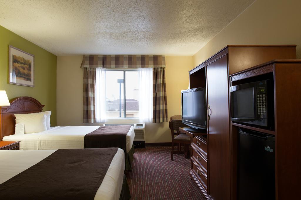 Baymont by Wyndham Louisville East Chambre photo